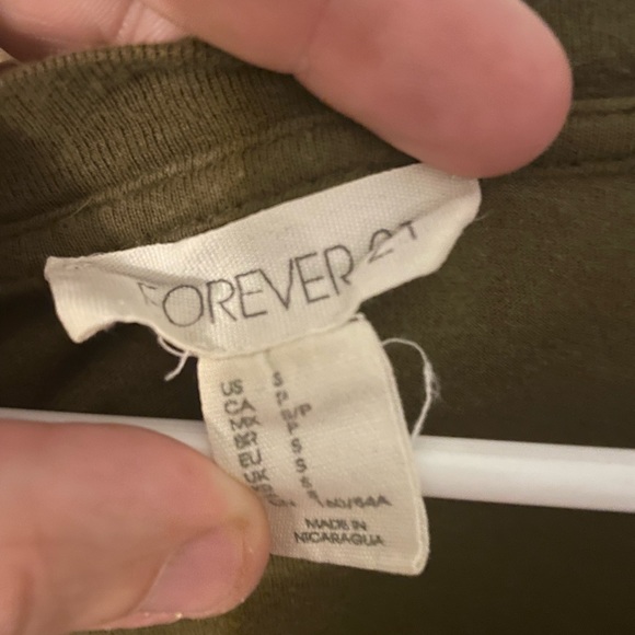 Women’s Forever 21 Green VNeck Shirt. Size S - Picture 3 of 3